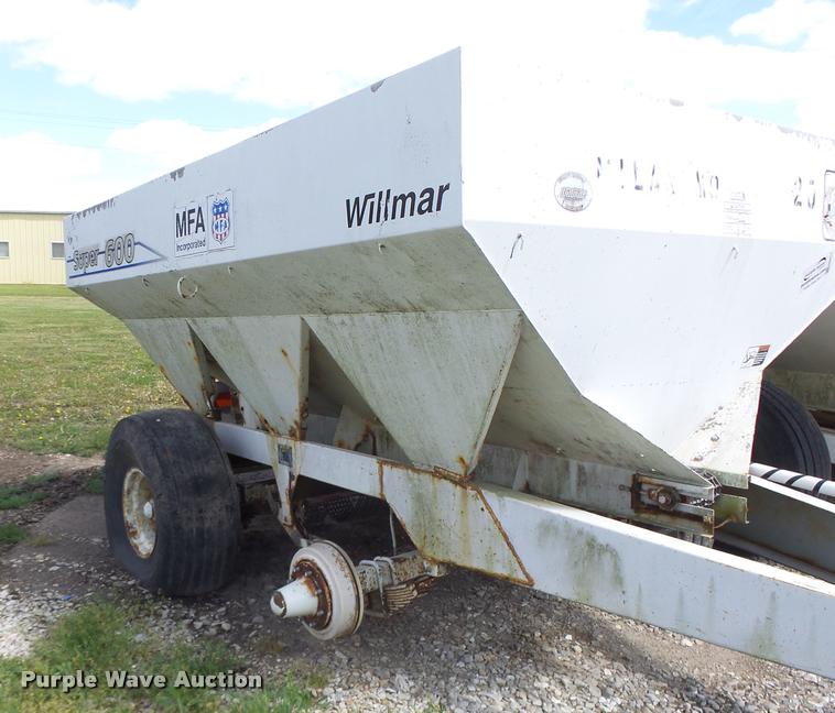 image for item DA3474 Willmar Super 600 fertilizer spreader
