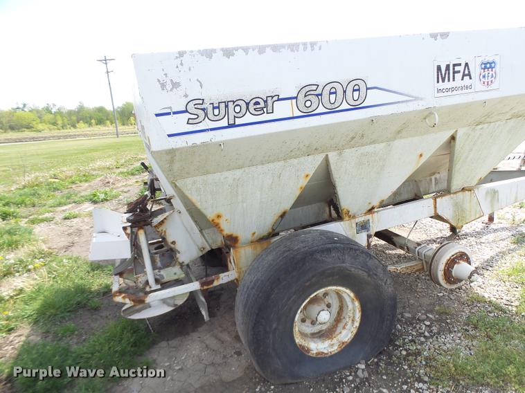image for item DA3474 Willmar Super 600 fertilizer spreader