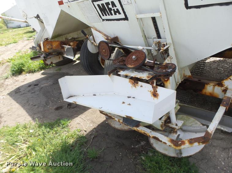 image for item DA3474 Willmar Super 600 fertilizer spreader