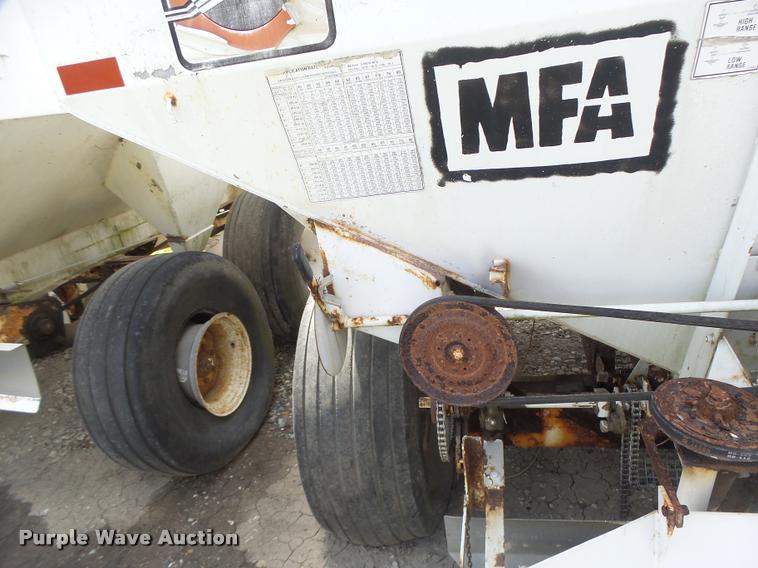 image for item DA3474 Willmar Super 600 fertilizer spreader