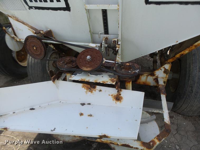 image for item DA3474 Willmar Super 600 fertilizer spreader