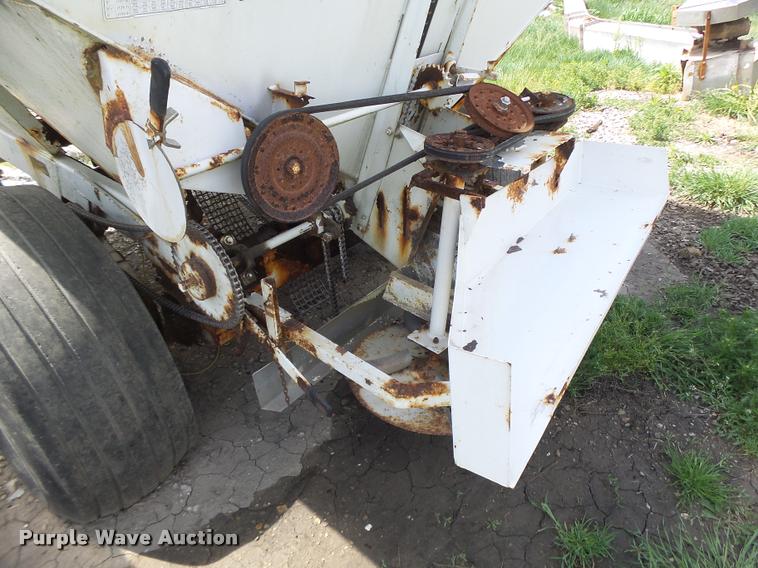 image for item DA3474 Willmar Super 600 fertilizer spreader