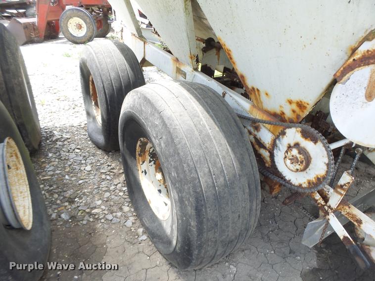 image for item DA3474 Willmar Super 600 fertilizer spreader