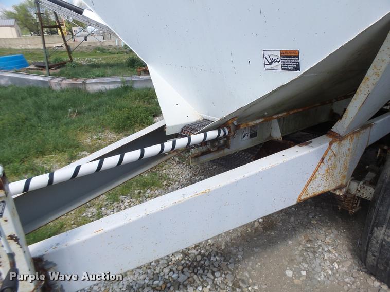 image for item DA3474 Willmar Super 600 fertilizer spreader