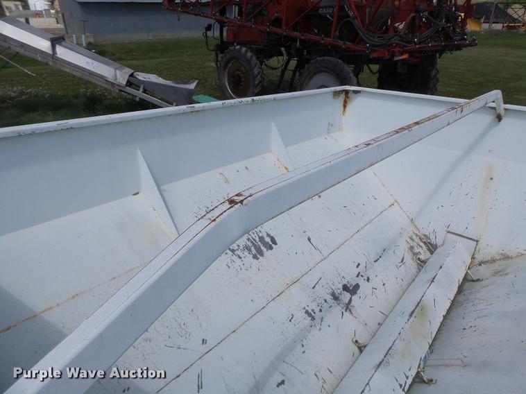 image for item DA3474 Willmar Super 600 fertilizer spreader