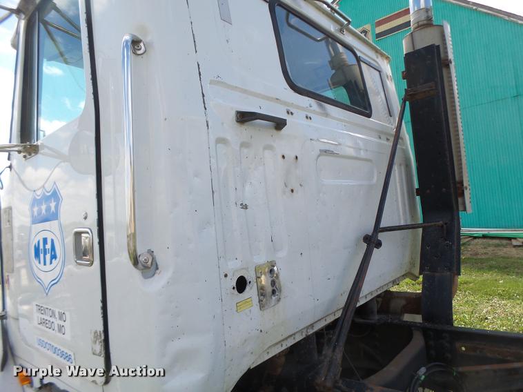 image for item DA3476 1998 Volvo WCA truck cab and chassis