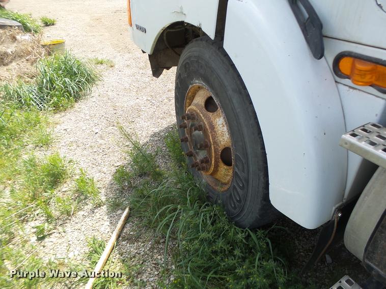 image for item DA3476 1998 Volvo WCA truck cab and chassis