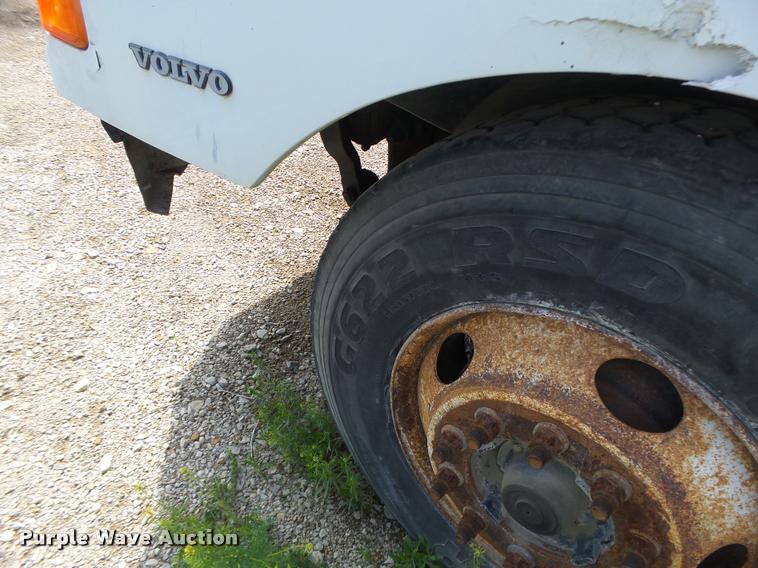 image for item DA3476 1998 Volvo WCA truck cab and chassis