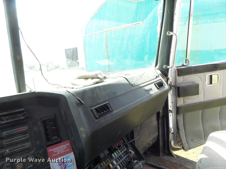 image for item DA3476 1998 Volvo WCA truck cab and chassis