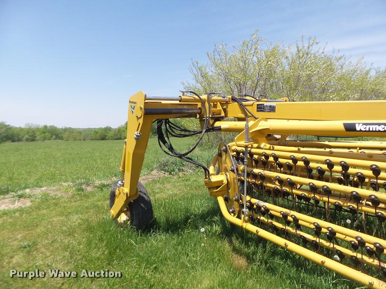 image for item DA3487 2009 Vermeer R2800 rake