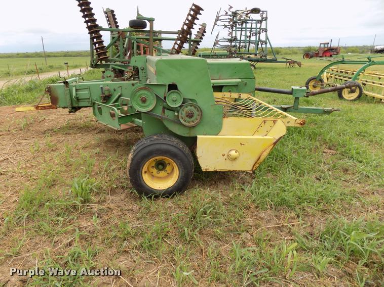 image for item DA6090 1985 John Deere 347 small square baler