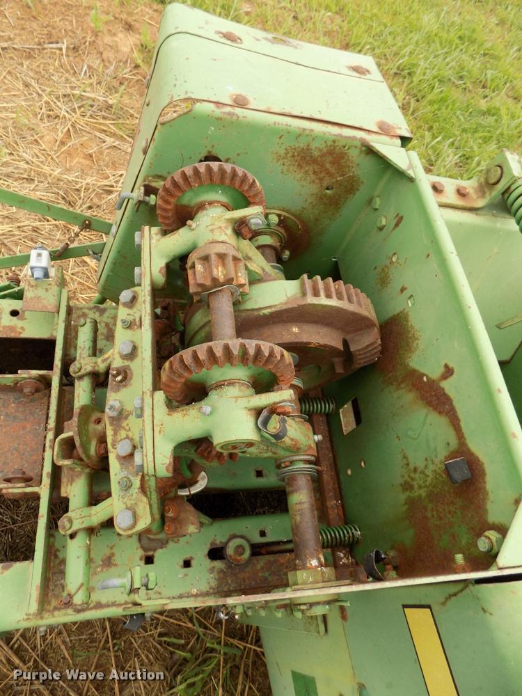 image for item DA6090 1985 John Deere 347 small square baler