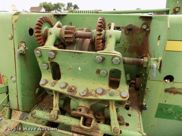 image for item DA6090 1985 John Deere 347 small square baler
