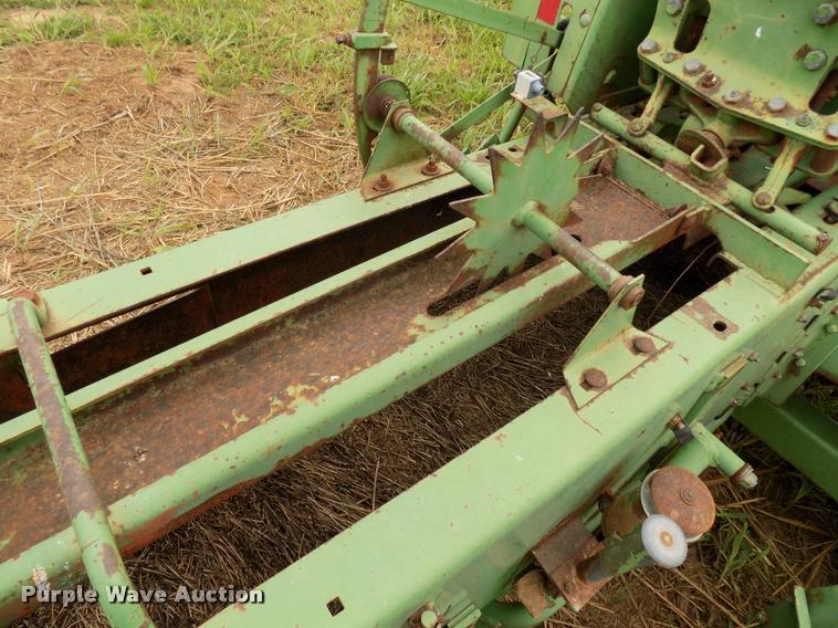 image for item DA6090 1985 John Deere 347 small square baler