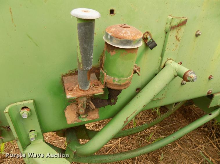 image for item DA6090 1985 John Deere 347 small square baler