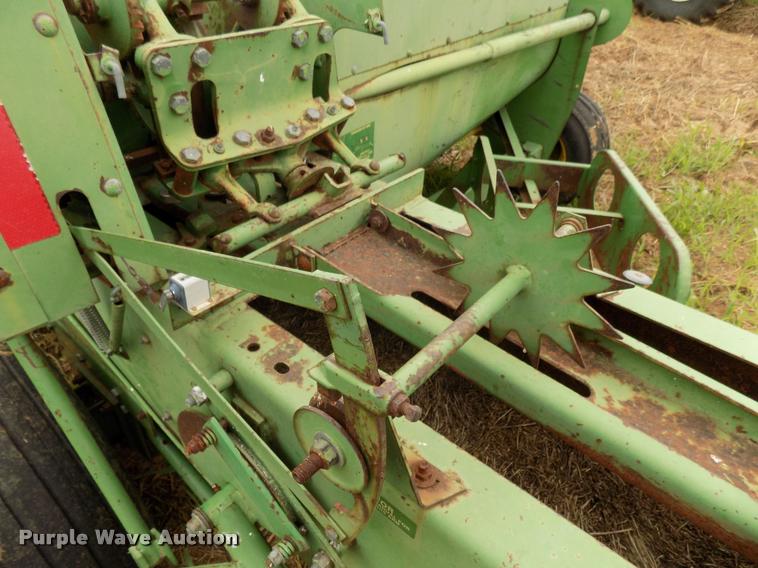 image for item DA6090 1985 John Deere 347 small square baler