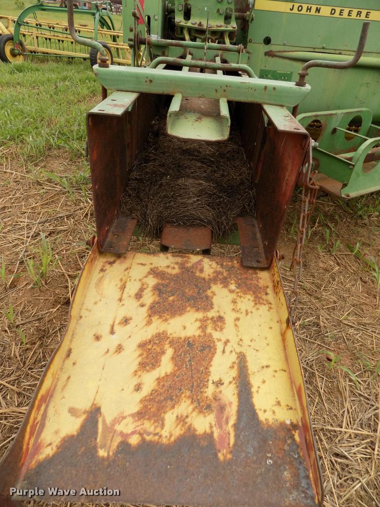 image for item DA6090 1985 John Deere 347 small square baler