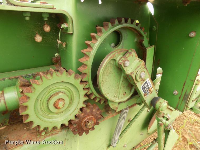 image for item DA6090 1985 John Deere 347 small square baler