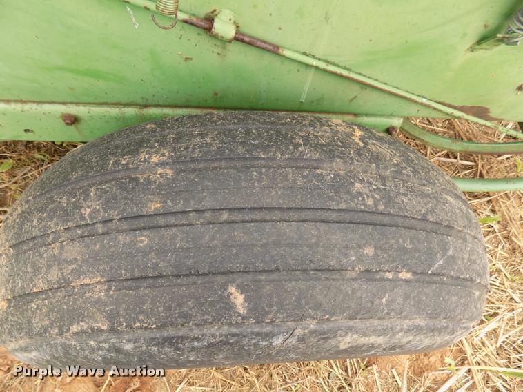 image for item DA6090 1985 John Deere 347 small square baler