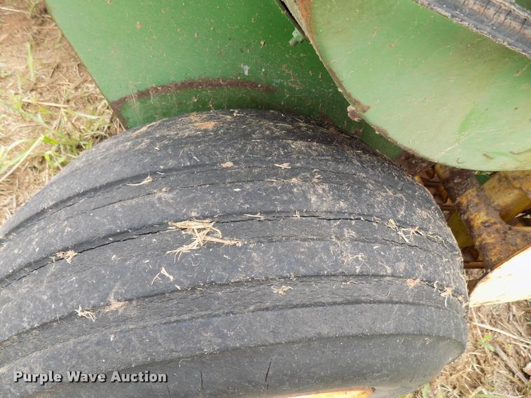 image for item DA6090 1985 John Deere 347 small square baler