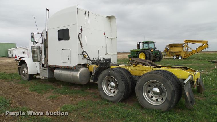 image for item DA6114 2000 Peterbilt 379 semi truck