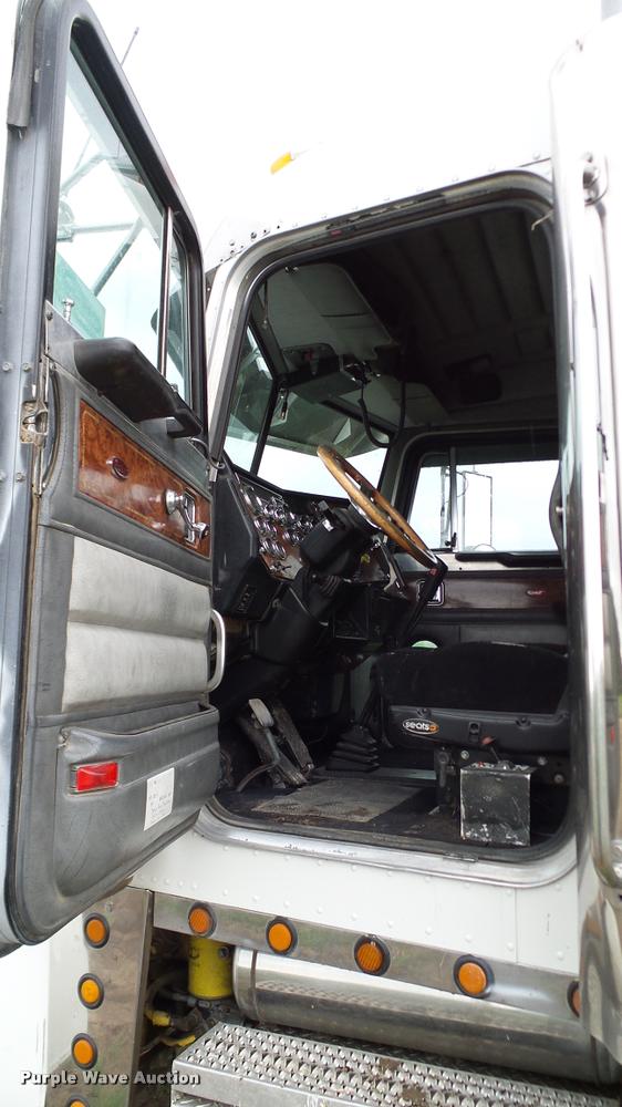 image for item DA6114 2000 Peterbilt 379 semi truck