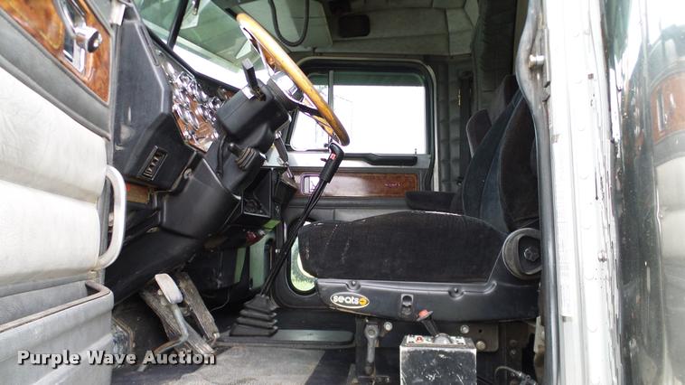 image for item DA6114 2000 Peterbilt 379 semi truck