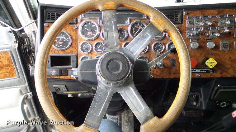 image for item DA6114 2000 Peterbilt 379 semi truck