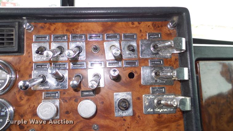 image for item DA6114 2000 Peterbilt 379 semi truck