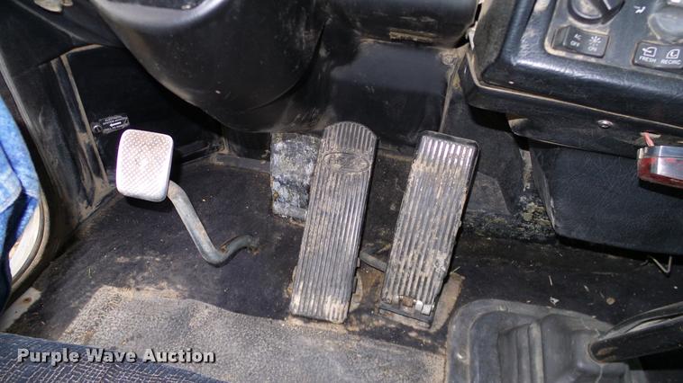 image for item DA6114 2000 Peterbilt 379 semi truck