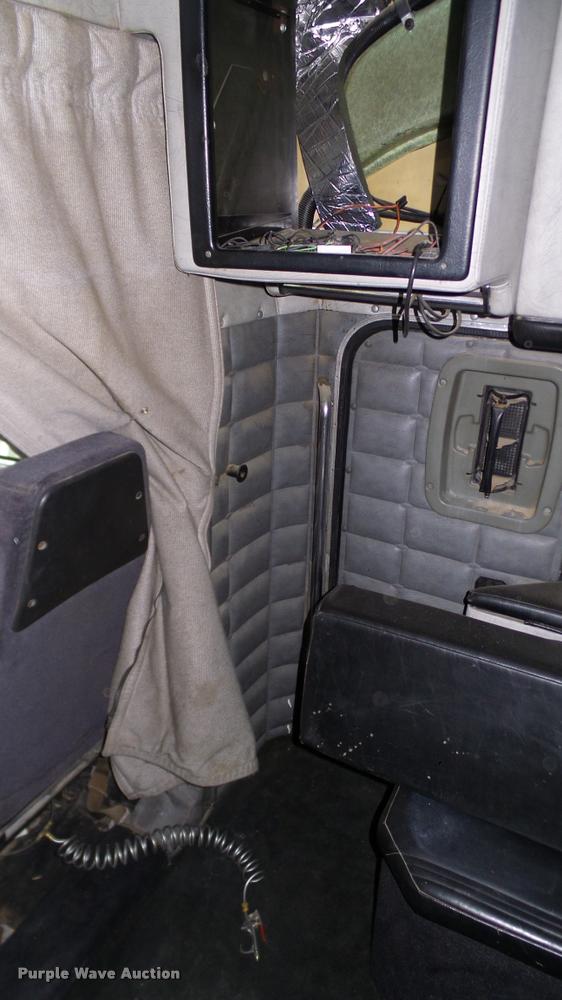 image for item DA6114 2000 Peterbilt 379 semi truck