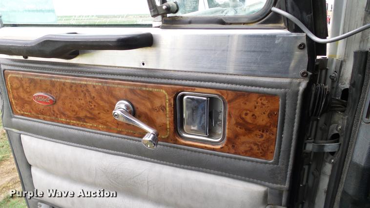 image for item DA6114 2000 Peterbilt 379 semi truck