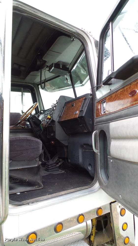 image for item DA6114 2000 Peterbilt 379 semi truck