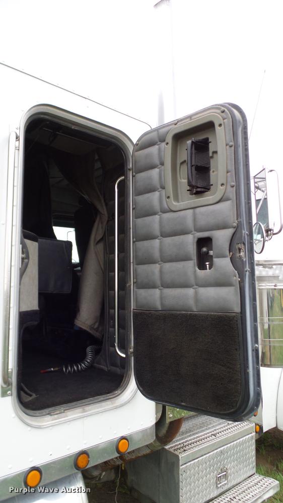 image for item DA6114 2000 Peterbilt 379 semi truck