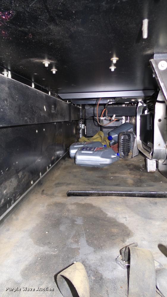 image for item DA6114 2000 Peterbilt 379 semi truck