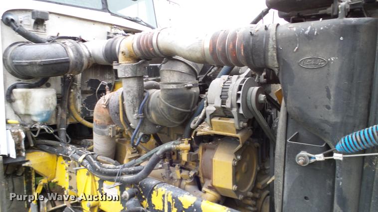 image for item DA6114 2000 Peterbilt 379 semi truck