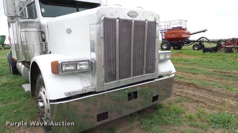 image for item DA6114 2000 Peterbilt 379 semi truck