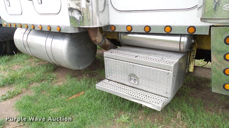 image for item DA6114 2000 Peterbilt 379 semi truck