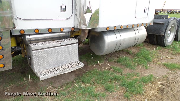 image for item DA6114 2000 Peterbilt 379 semi truck