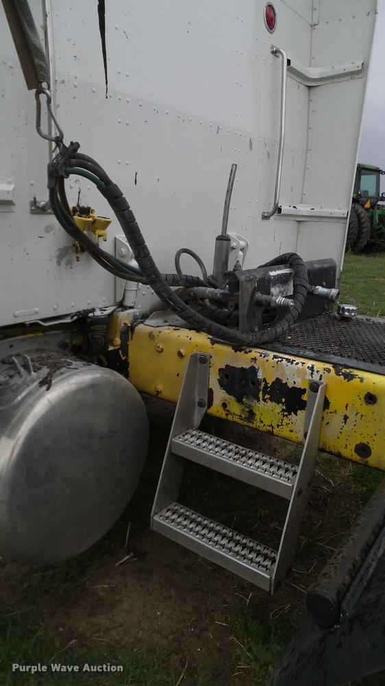 image for item DA6114 2000 Peterbilt 379 semi truck