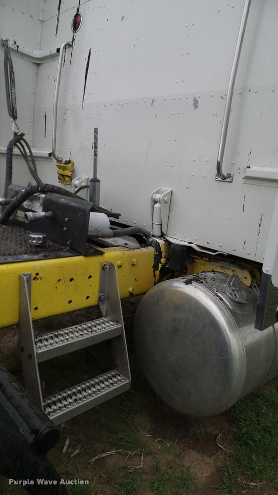 image for item DA6114 2000 Peterbilt 379 semi truck