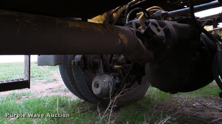 image for item DA6114 2000 Peterbilt 379 semi truck