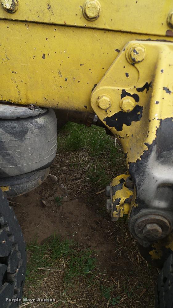 image for item DA6114 2000 Peterbilt 379 semi truck