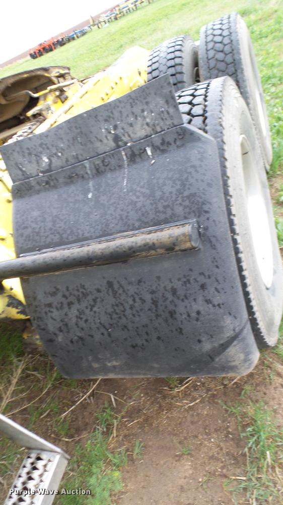 image for item DA6114 2000 Peterbilt 379 semi truck