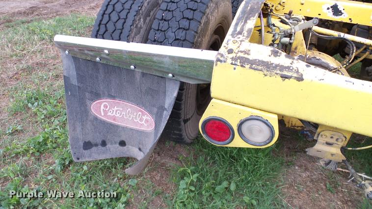 image for item DA6114 2000 Peterbilt 379 semi truck
