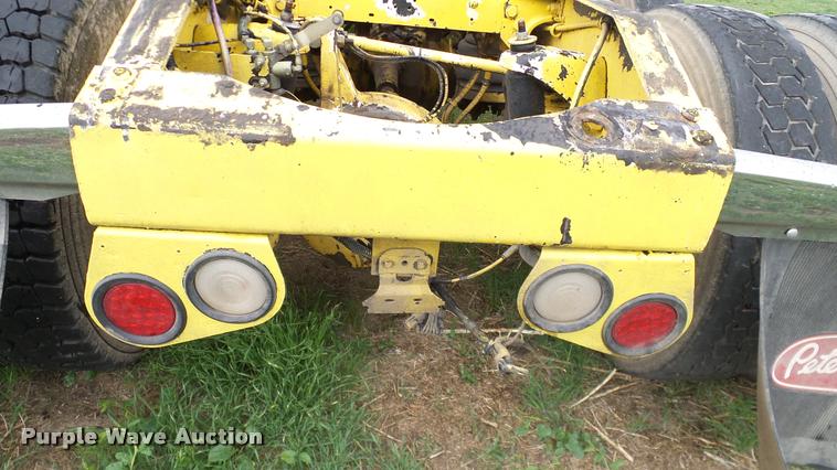 image for item DA6114 2000 Peterbilt 379 semi truck