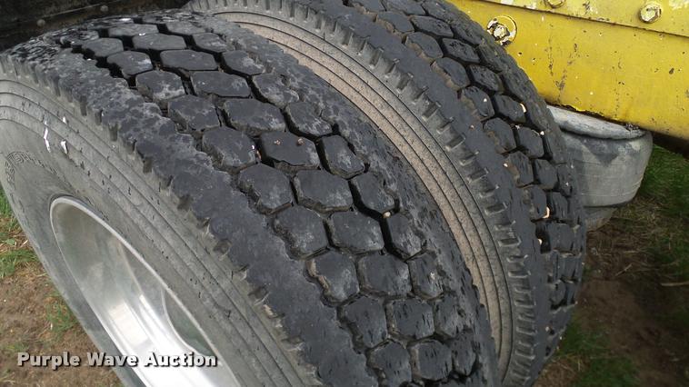 image for item DA6114 2000 Peterbilt 379 semi truck