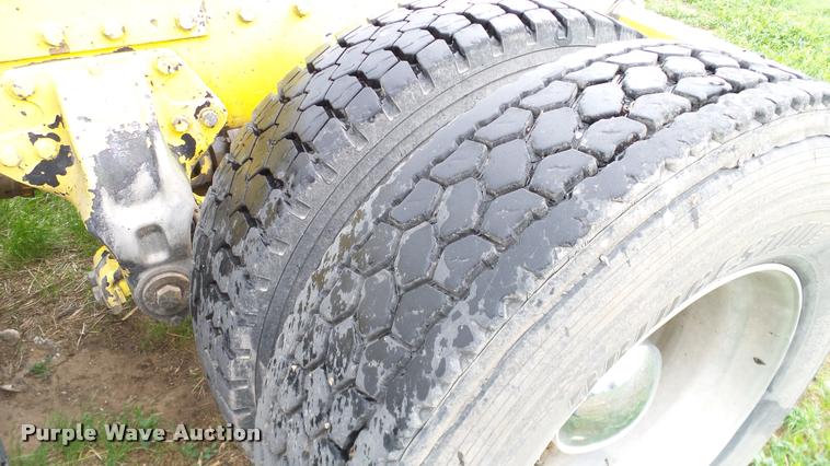 image for item DA6114 2000 Peterbilt 379 semi truck