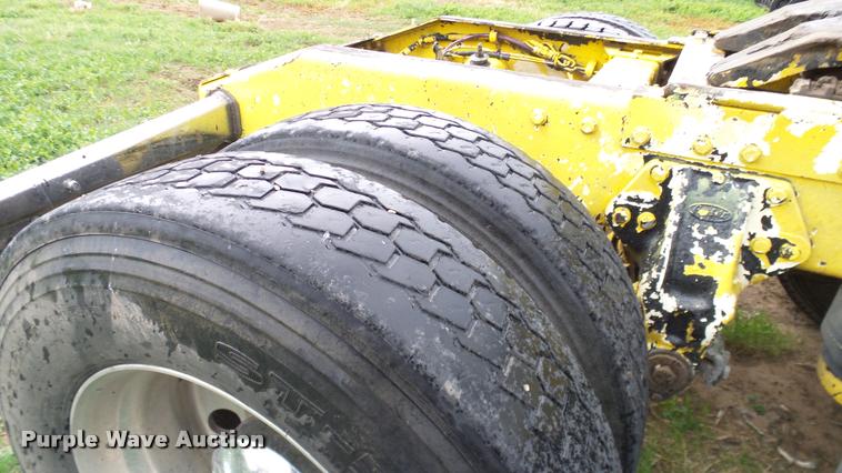 image for item DA6114 2000 Peterbilt 379 semi truck