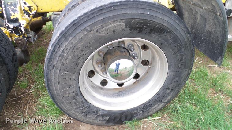 image for item DA6114 2000 Peterbilt 379 semi truck